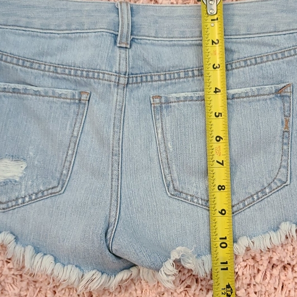 Express shortie low rise jean shorts. - Picture 5 of 8